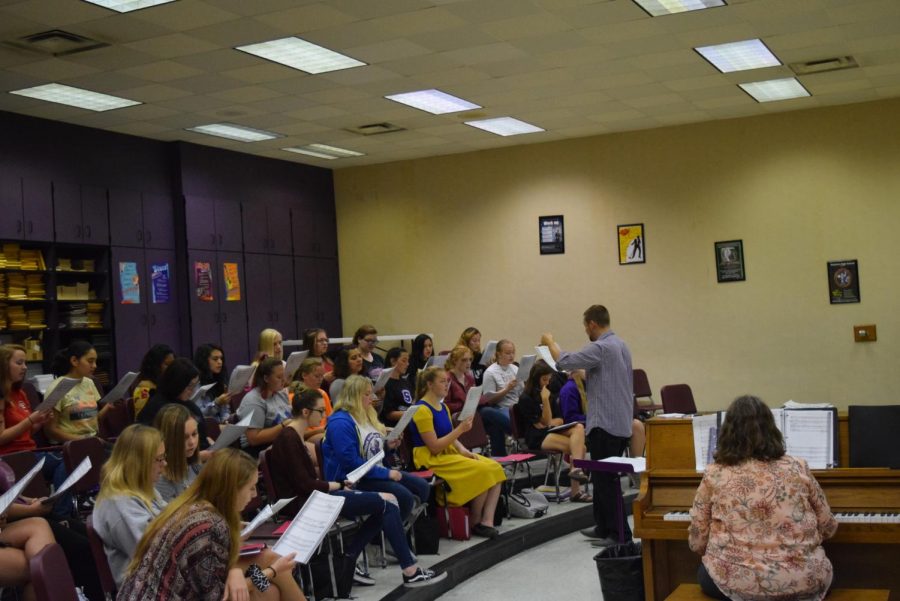 Sirenas to Join Varsity Chorale in "Mamma Mia!"