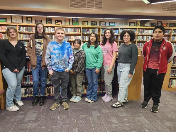 Students assist in SHS library