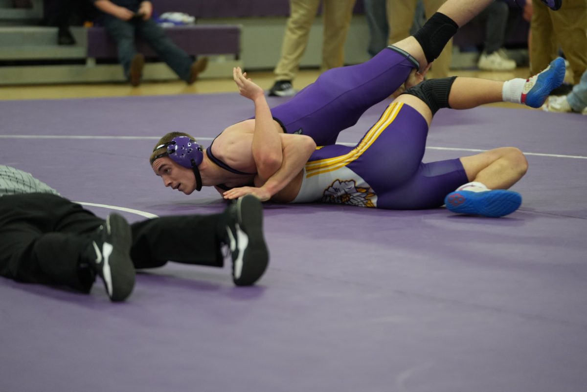 2 senior wrestlers earn their 100th win